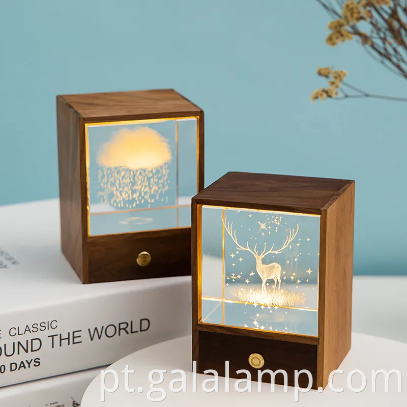 Caixa de luz noturna de madeira encantada com esfera de cristal radiante